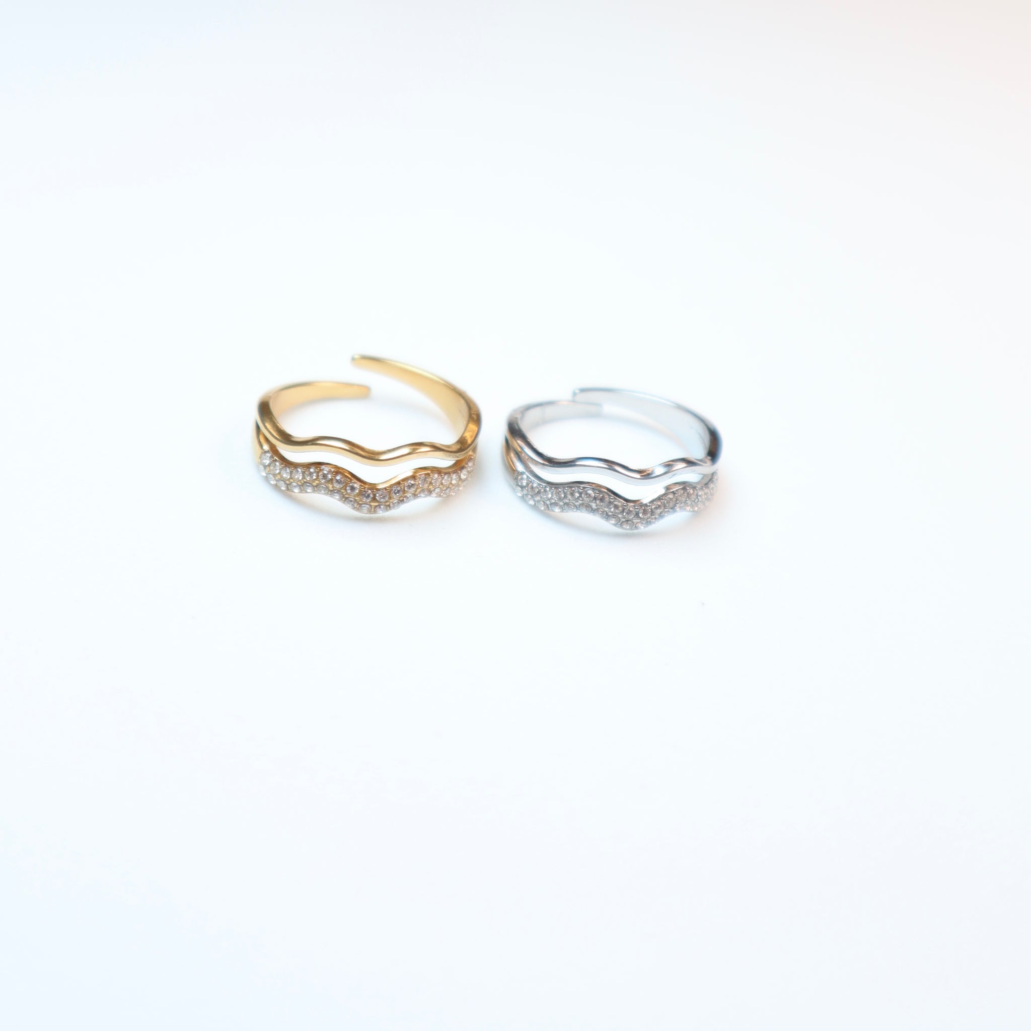 Anello onde con zirconi