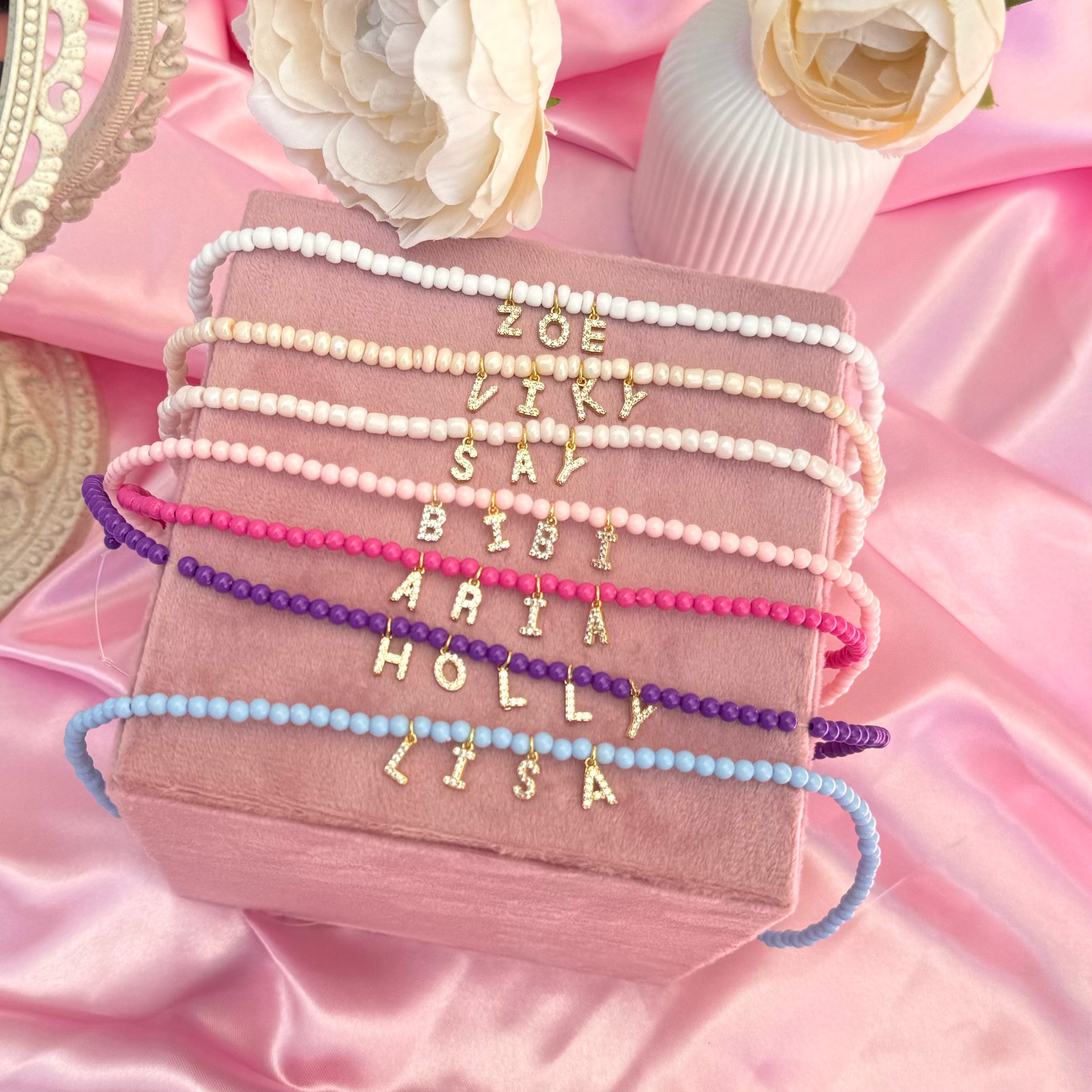 Collana girocollo con lettere di perline colorate per donna Collana girocollo con lettere di perline colorate per donna